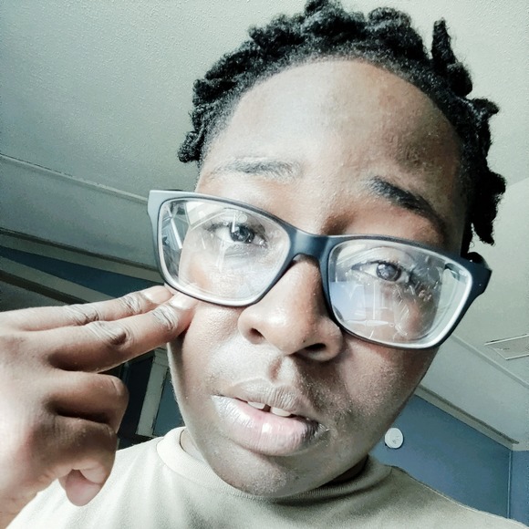 Poshmark profile picture for @untrustworthy